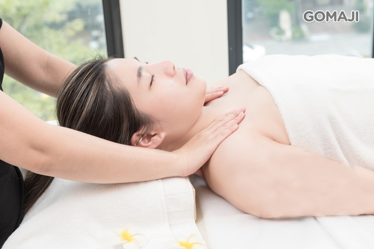 同步進行肩頸手放鬆釋壓按摩