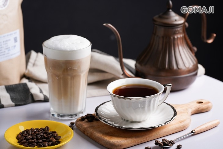 招牌飲品1+1組合 〈手沖咖啡:黃金曼特寧/衣索比亞耶加神燈(水洗)/衣索比亞-古吉罕貝拉(日曬)/宏都拉斯-古厝莊園(蜜處理)/肯亞AA/限量手沖單品咖啡 任選一 + 拿鐵/特濃拿鐵/卡布奇諾/鴛鴦奶茶/抹茶拿鐵/柚香桔茶/焦糖鮮奶茶 任選一,以上皆可做冰/熱(熱飲360ml/杯,冰飲450ml/杯)〉