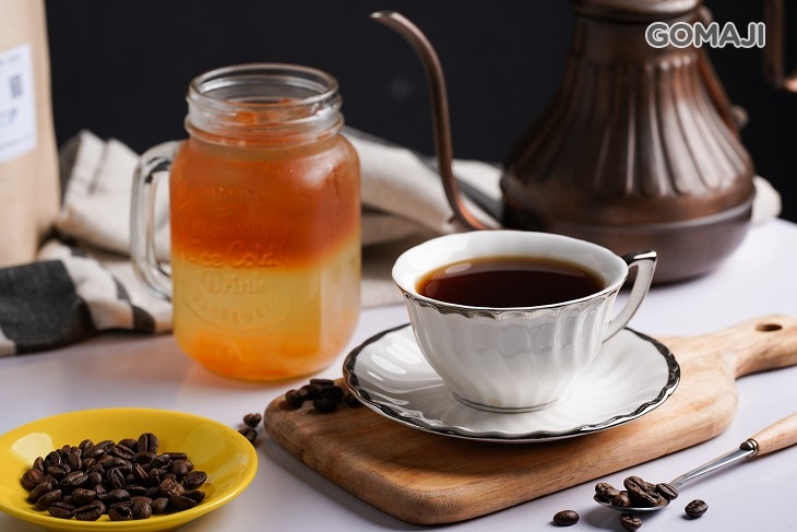 招牌飲品1+1組合 〈手沖咖啡:黃金曼特寧/衣索比亞耶加神燈(水洗)/衣索比亞-古吉罕貝拉(日曬)/宏都拉斯-古厝莊園(蜜處理)/肯亞AA/限量手沖單品咖啡 任選一 + 拿鐵/特濃拿鐵/卡布奇諾/鴛鴦奶茶/抹茶拿鐵/柚香桔茶/焦糖鮮奶茶 任選一,以上皆可做冰/熱(熱飲360ml/杯,冰飲450ml/杯)〉