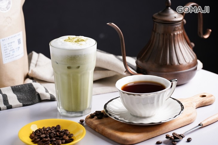 招牌飲品1+1組合 〈手沖咖啡:黃金曼特寧/衣索比亞耶加神燈(水洗)/衣索比亞-古吉罕貝拉(日曬)/宏都拉斯-古厝莊園(蜜處理)/肯亞AA/限量手沖單品咖啡 任選一 + 拿鐵/特濃拿鐵/卡布奇諾/鴛鴦奶茶/抹茶拿鐵/柚香桔茶/焦糖鮮奶茶 任選一,以上皆可做冰/熱(熱飲360ml/杯,冰飲450ml/杯)〉