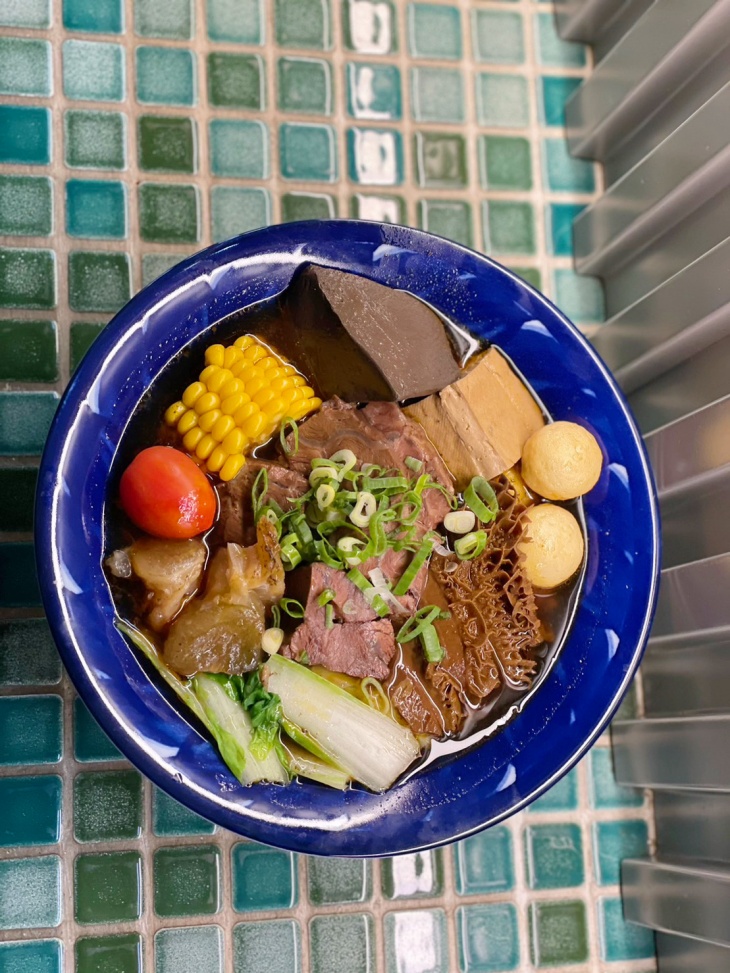 五彩繽紛牛肉拉麵
