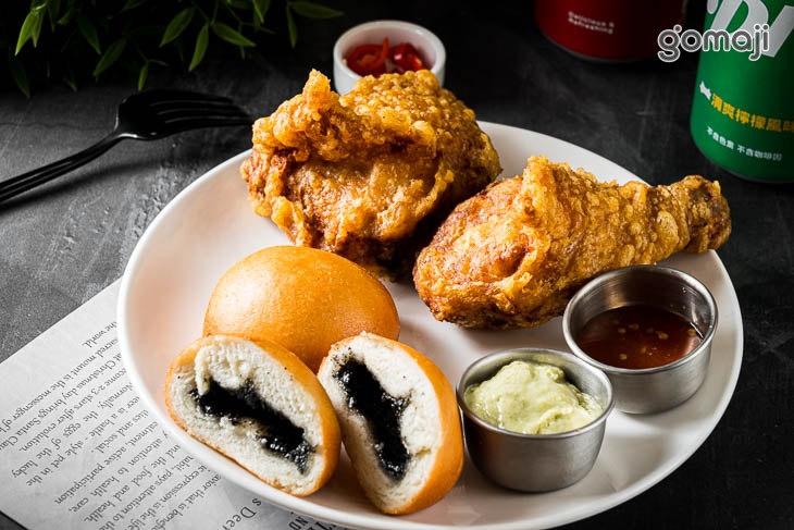 飽飽大雞腿(雞腿+雞塊)+流沙芝麻包