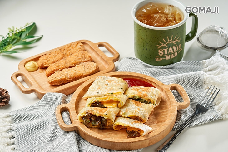 A.塔塔香氣創意早午獨享套餐 〈主餐：吐司/漢堡/蛋餅(塔塔花枝/塔塔鱈魚/塔塔鮮蝦/菲力雞排 任選一)/創意皮蛋起司蛋餅 二選一 + 點心：熱狗/薯餅/雞塊/脆薯/玉米布丁酥/地瓜球/小肉豆/雞米球/炸餃/檸檬雞柳條/咔啦雞腿(原味/辣味) 任選一 + 飲品：紅茶/綠茶/可樂/豆漿(有糖/無糖)/奶茶/米漿/豆奶茶/茉香綠茶/英式奶茶/鮮奶茶/可可歐蕾/柳橙汁/美式咖啡 任選一(大杯，500c.c.)〉