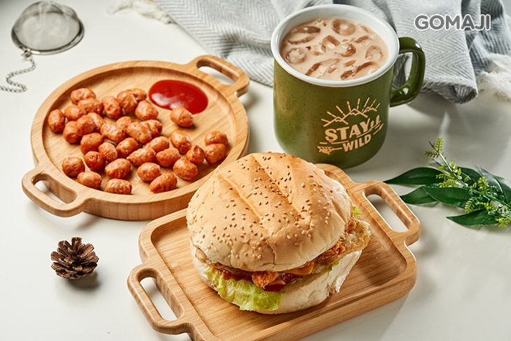 B.滿足總匯營養豐盛獨享套餐  〈主餐：吐司/漢堡/蛋餅(招牌經典總匯/咔啦雞腿(原味/辣味)/厚切牛排/西西里雞腿 任選一)/創意怪怪蛋餅(皮蛋+肉鬆)/法式總匯吐司 三選一 + 點心：熱狗/薯餅/雞塊/脆薯/玉米布丁酥/地瓜球/小肉豆/雞米球/炸餃/檸檬雞柳條/咔啦雞腿(原味/辣味) 任選一 + 飲品：紅茶/綠茶/可樂/豆漿(有糖/無糖)/奶茶/米漿/豆奶茶/茉香綠茶/英式奶茶/鮮奶茶/可可歐蕾/柳橙汁/美式咖啡 任選一(大杯，500c.c.)〉