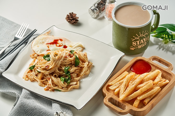 C.招牌鐵板麵香噴美味獨享套餐 〈主餐：鐵板麵(三杯雞丁/宮保雞丁/原味肉燥/香辣肉燥/義大利肉醬 任選一) + 點心：熱狗/薯餅/雞塊/脆薯/玉米布丁酥/地瓜球/小肉豆/雞米球/炸餃/檸檬雞柳條/咔啦雞腿(原味/辣味) 任選一 + 飲品：紅茶/綠茶/可樂/豆漿(有糖/無糖)/奶茶/米漿/豆奶茶/茉香綠茶/英式奶茶/鮮奶茶/可可歐蕾/柳橙汁/美式咖啡 任選一(大杯，500c.c.)〉