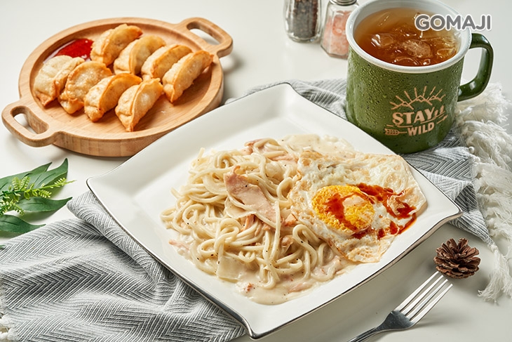 D.創義鐵板麵義式燻雞獨享套餐 〈主餐：鐵板麵(燻雞奶油白醬/燻雞青醬/白醬玉米培根 任選一) + 點心：熱狗/薯餅/雞塊/脆薯/玉米布丁酥/地瓜球/小肉豆/雞米球/炸餃/檸檬雞柳條/咔啦雞腿(原味/辣味) 任選一 + 飲品：紅茶/綠茶/可樂/豆漿(有糖/無糖)/奶茶/米漿/豆奶茶/茉香綠茶/英式奶茶/鮮奶茶/可可歐蕾/柳橙汁/美式咖啡 任選一(大杯，500c.c.)〉