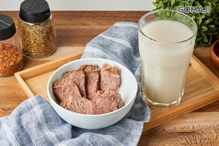C.解解嘴饞的長肉肉組合〈精緻低脂牛腱肉(120g)/法式蒜香板腱牛排(120g)/雞胸沙拉 任選一 + 薏仁漿/無糖豆漿 任選一〉