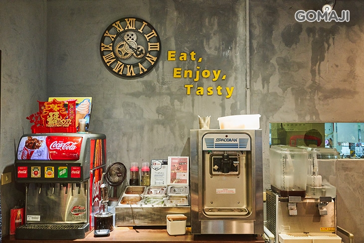 內用可享飲料、冰淇淋、醬料自助吧