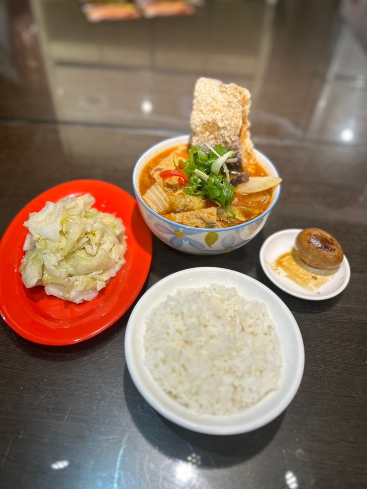 一人滿足的砂鍋菜魚頭肉套餐