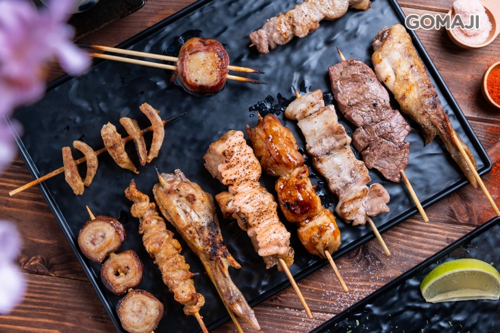 特選板腱牛、明太子雞腿串、培根干貝、香酥雞脾、雞翅（手羽仙）、椒鹽雞軟骨、特選羊肋條、鹽烤豬五花串、鹽烤雞腿串