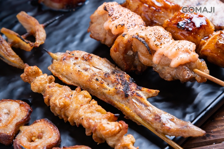 特選板腱牛、明太子雞腿串、培根干貝、香酥雞脾、雞翅（手羽仙）、椒鹽雞軟骨、特選羊肋條、鹽烤豬五花串、鹽烤雞腿串