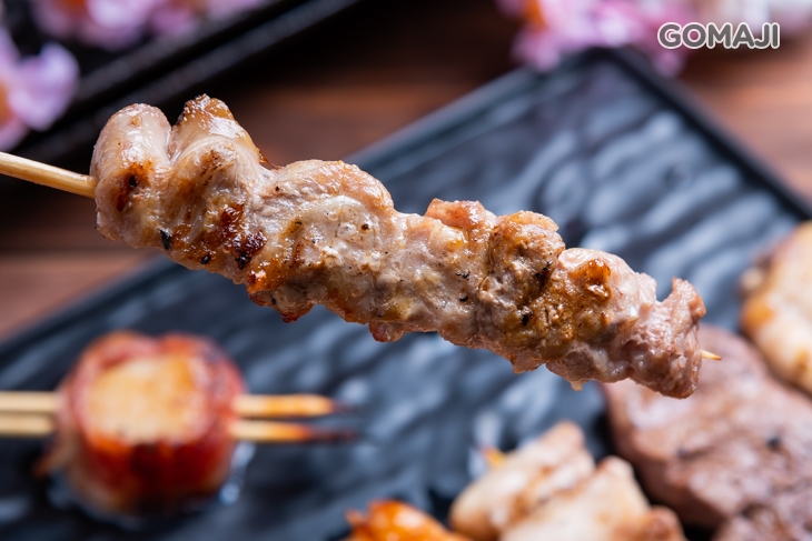 特選板腱牛、明太子雞腿串、培根干貝、香酥雞脾、雞翅（手羽仙）、椒鹽雞軟骨、特選羊肋條、鹽烤豬五花串、鹽烤雞腿串