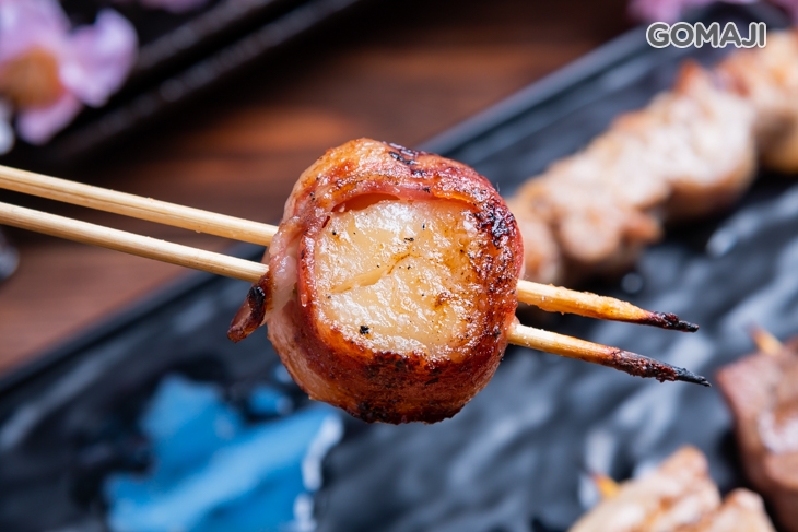 特選板腱牛、明太子雞腿串、培根干貝、香酥雞脾、雞翅（手羽仙）、椒鹽雞軟骨、特選羊肋條、鹽烤豬五花串、鹽烤雞腿串