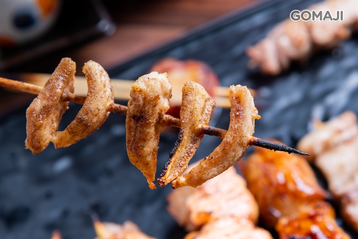 特選板腱牛、明太子雞腿串、培根干貝、香酥雞脾、雞翅（手羽仙）、椒鹽雞軟骨、特選羊肋條、鹽烤豬五花串、鹽烤雞腿串