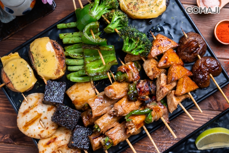 香菇、青椒、四季豆、花椰菜、金針豬里肌卷、青蔥豬里肌卷、糯米椒豬卷、百頁豆腐、豬血糕、甜不辣、起司馬鈴薯、洋蔥起司棒棒糖