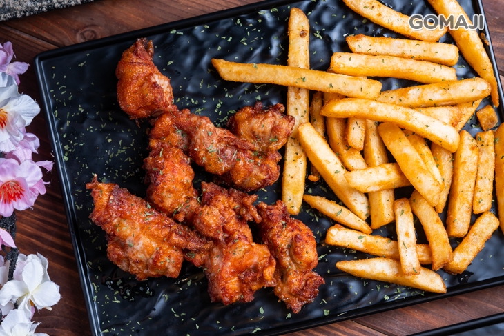 炸唐揚雞塊、炸薯條