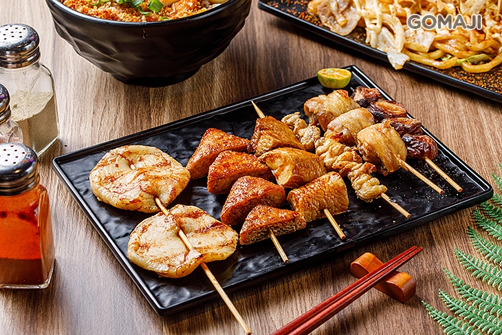 D.串在一起帶著走 〈個人串燒拼盤六串 + 甜不辣一份 + 豆干一份 + 香酥雞皮一份 + 脆皮豬大腸一份 + 醬烤雞腿串一份 + 杏鮑菇一份〉