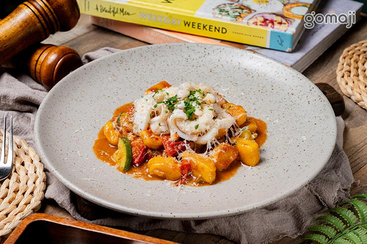 碳烤透抽，番茄橄欖，手工馬鈴薯麵疙瘩