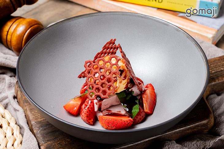 酒香慕斯，百里香雪酪，波特醬草莓