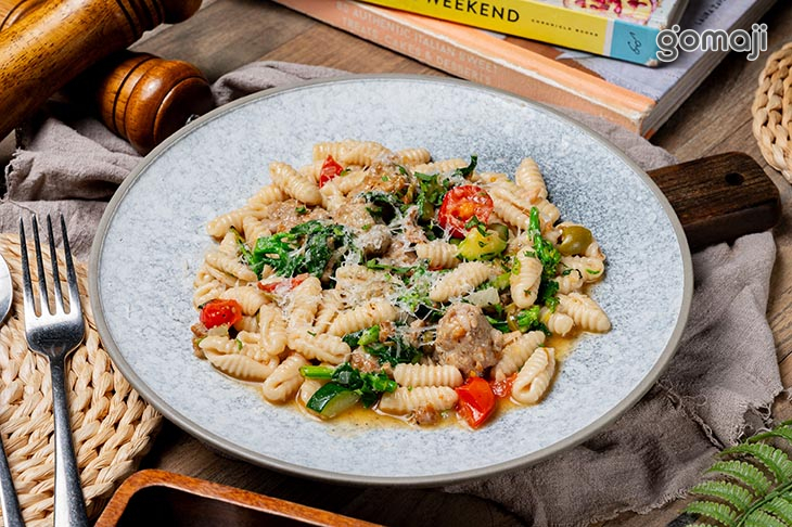 義式肉腸，烤芥蘭，義式手工扭指麵