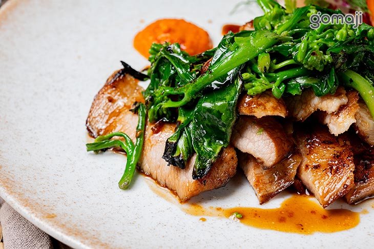 碳烤豬頸肉，烤時蔬，西式醃菜