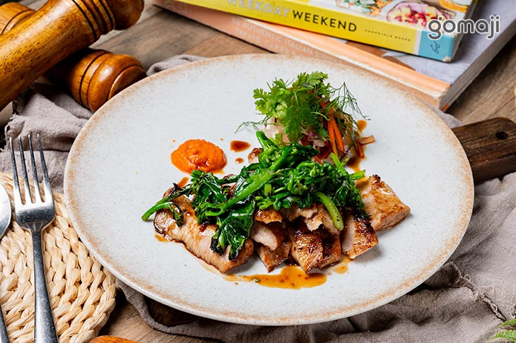 碳烤豬頸肉，烤時蔬，西式醃菜