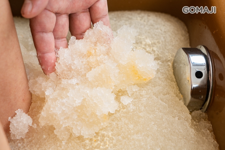 老闆研發獨特秘方水晶泥足SPA