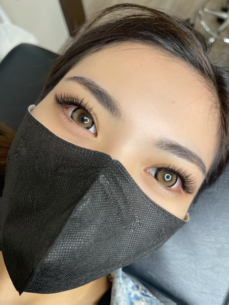 眨眼弧度都好看~冷豔感 YY毛美睫嫁接：不限根數(依原生睫毛嫁接)