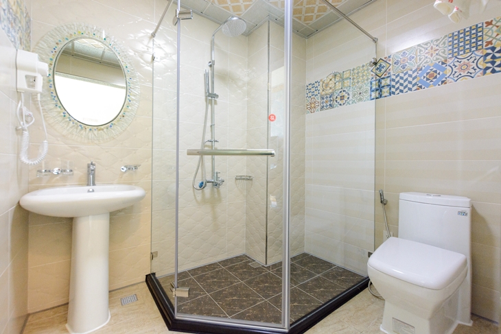 山景陽台三人房(一大床與一單人床)