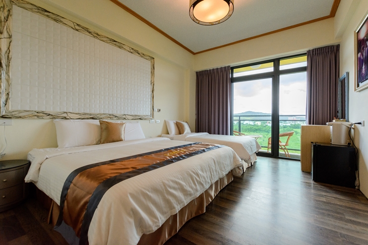 山景陽台三人房(一大床與一單人床)