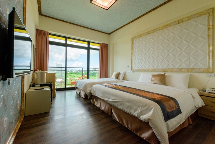 山景陽台三人房(一大床與一單人床)