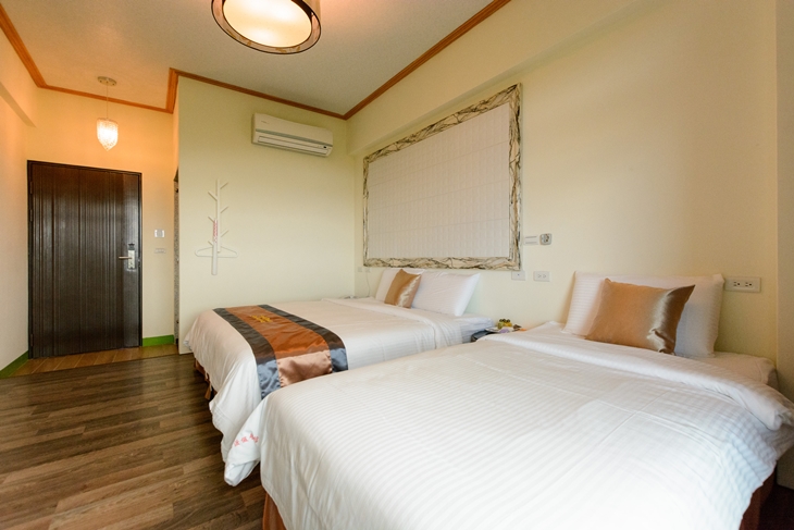 山景陽台三人房(一大床與一單人床)