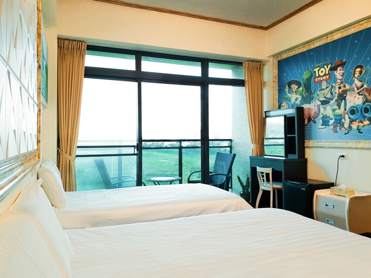 山景陽台三人房(一大床與一單人床)