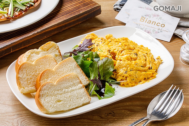 黑松露炒蛋配私房麵包