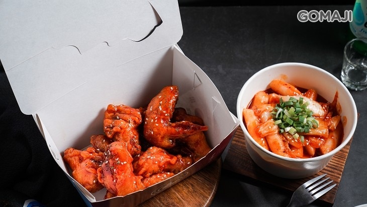 招牌紅醬炸雞腿翅一份 + 辣炒年糕一份