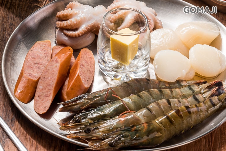 大草蝦四隻 + 小章魚兩隻 + 干貝四顆 + 德式香腸60克