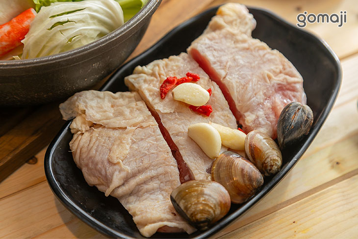 蒜頭蛤蠣雞腿鍋