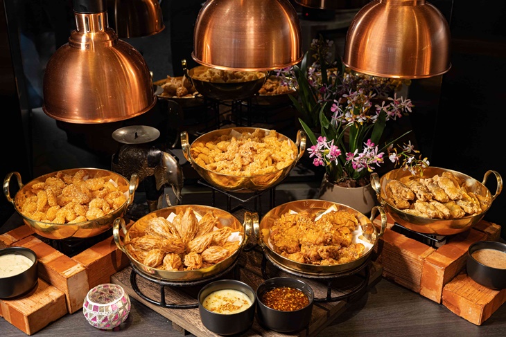 泰市場_閃耀著金黃色澤的經典泰式炸物,包括極厚月亮蝦餅、酥炸榴槤等也將熱騰騰出爐供民眾取用。