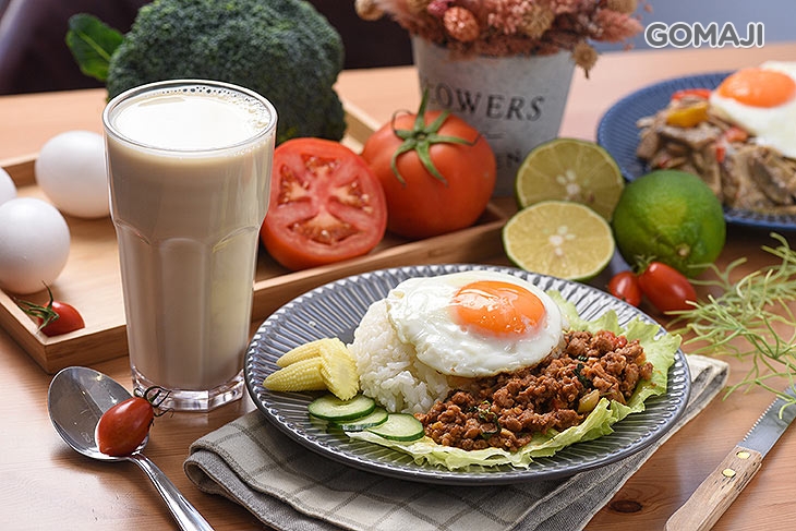 B.小資套餐〈泰式打拋豬飯/起士野菇拌飯 二選一 + 熟成紅茶/鮮磨豆漿(無糖)/鮮薏仁漿(微甜) 三選一〉