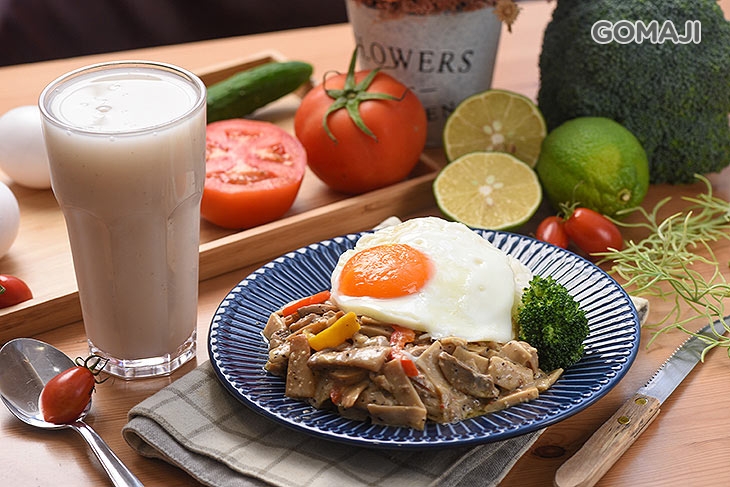 B.小資套餐〈泰式打拋豬飯/起士野菇拌飯 二選一 + 熟成紅茶/鮮磨豆漿(無糖)/鮮薏仁漿(微甜) 三選一〉