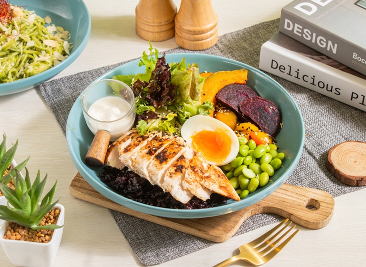 五穀黑米雞肉能量碗