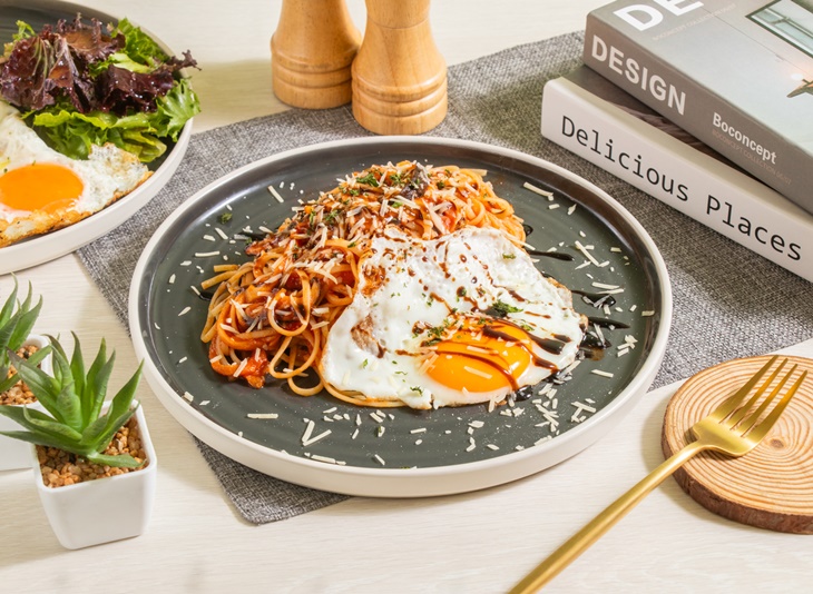 紅醬菇菇太陽蛋麵