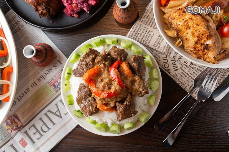 傳統海地式鮮蔬燉肉佐香料豆子飯