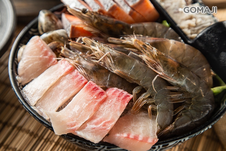 鯛魚六片 + 鮭魚六片 + 白蝦六隻 + 蛤蜊六顆 + 手打花枝漿一份