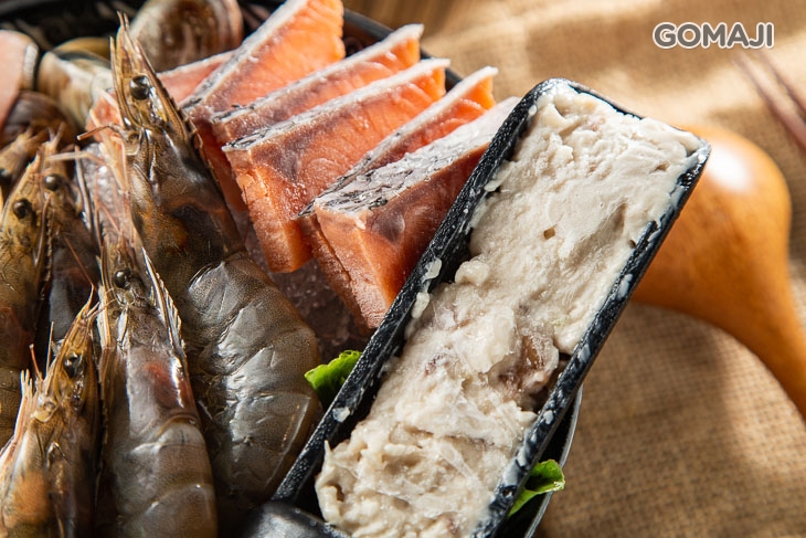 鯛魚六片 + 鮭魚六片 + 白蝦六隻 + 蛤蜊六顆 + 手打花枝漿一份