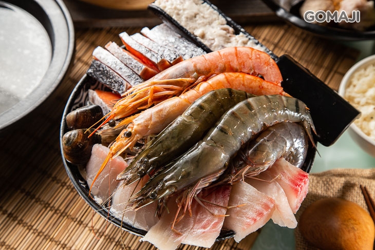 鯛魚八片 + 鮭魚八片 + 大草蝦二隻 + 天然紅蝦二隻 + 白蝦八隻 + 大蛤蜊八顆 + 手打花枝漿一份