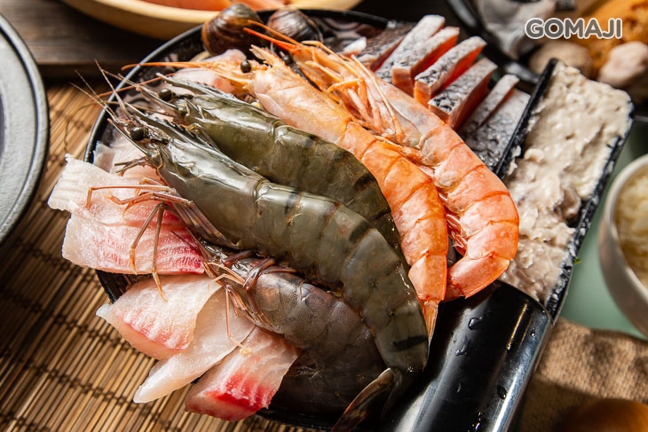 鯛魚八片 + 鮭魚八片 + 大草蝦二隻 + 天然紅蝦二隻 + 白蝦八隻 + 大蛤蜊八顆 + 手打花枝漿一份