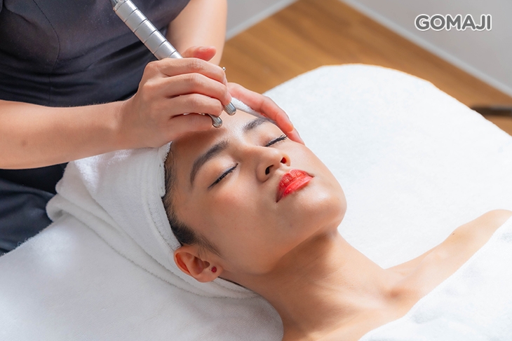 童顏Q彈雙掌撫喚顏(手技) 