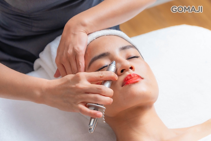 童顏Q彈雙掌撫喚顏(手技) 