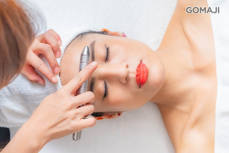 童顏Q彈雙掌撫喚顏(手技) 